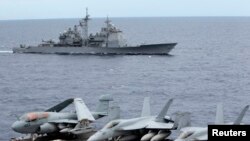 在南中国海的美国战机和军舰(2010年9月资料照片)
