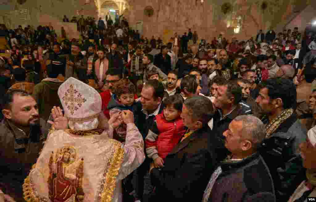 Toward the end of the Mass, Coptic believers line up to receive communion. (Hamada Elrasam/VOA)
