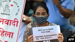 Para aktivis dari Federasi Pelajar India dan Asosiasi Perempuan Demokrat India memegang poster dalam demo memprotes dugaan perkosaan dan pembunuhan anak perempuan di New Delhi, Rabu, 4 Agustus 2021. (Foto: Prakash Singh/AFP)