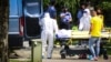 Medicinski radnici Kliničkog centra u Prištini (Foto: Arben Hoti/RFE/RL)