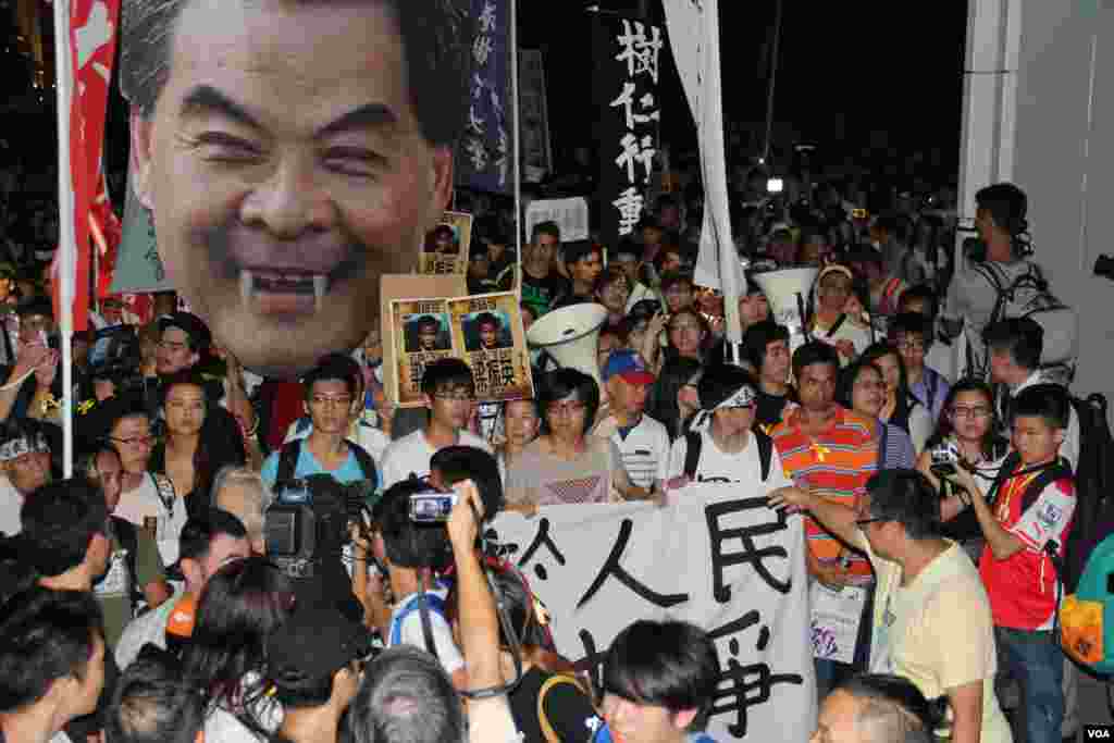 学联发起抗议梁振英拒绝对话公民抗命游行和留守礼宾府(美国之音图片/海彦拍摄)