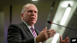 Direktur CIA, John Brennan menjawab pertanyaan dalam forum diskusi "Global Security Forum 2015" di kantor CSIS, Washington DC hari Senin (16/11).
