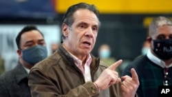Gubernur New York Andrew Cuomo dalam konferensi pers di lokasi vaksinasi COVID-19 di Brooklyn, New York, 22 Februari 2021.