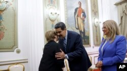 Komisaris HAM PBB, Michelle Bachelet, kiri disambut Presiden Venezuela, Nicolas Maduro, sementara, ibu negara Cilia Flores mendampingi di Istana Presiden Miraflores di Caracas, Venezuela, Jumat, 21 Juni 2019 (foto: AP Photo/Ariana Cubillos)
