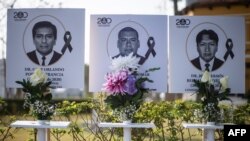 Foto 25 dokter yang telah meninggal selama pandemi Covid-19 di Peru, ditampilkan di luar Peru's Medical College (CMP) di Lima pada 13 Agustus 2020. (Foto: AFP)
