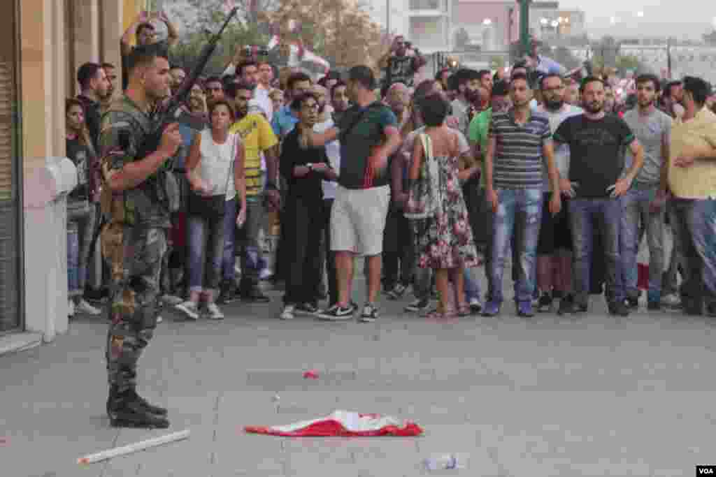 Crowds gathered as the march moved towards Martyr’s Square, Beirut, Lebanon, Aug. 22, 2015. (J. Owens/VOA)
