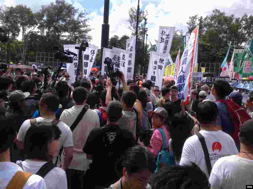 數萬港人參加七一大游行誓言守護香港(美國之音海彥拍攝)