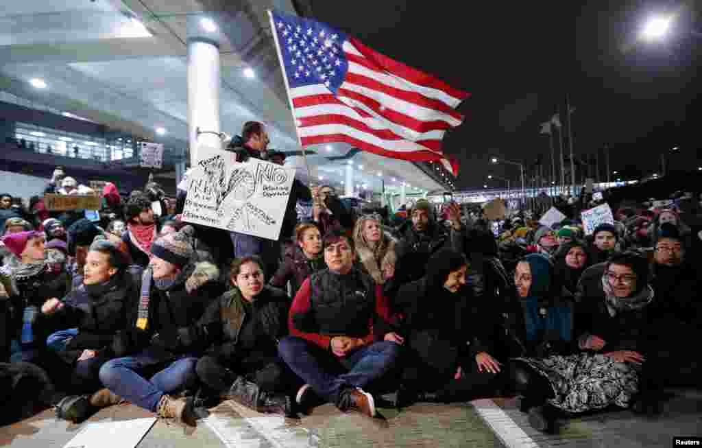 Demonstrasi terhadap larangan imigrasi Presiden AS Donald Trump di bandar udara O'Hare di Chicago, Illinois (28/1). (Reuters/Kamil Krzaczynski)