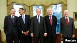 Bivši predsednicfi Džordž H.W. Buš, Barak Obama, Džordž W. Buš, Bil Klinton i Džimi Karter u Ovalnoj kancelariji Bele kuće 7. januara 2009. 