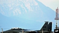 同類型的F-15戰鬥機在北約空軍基地待命起飛