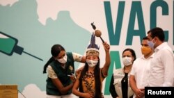 Vanderlecia Ortega dos Santos, atau Vanda, dari suku asli Witoto, menerima vaksin Sinovac Covid-19, di Manaus, Brazil, 18 Januari 2021. (Foto: Reuters)