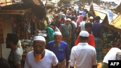 Para pengungsi Rohingya memadati sebuah pasar yang terletak di area kamp pengungsi Ukhia, di Bangladesh (foto: dok). 