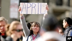 Justine Franco dari Montpelier, Vermont, mencari temannya yang hilang, April, yang mengikuti Marathon Boston untuk pertama kalinya pada 15/4. (AP/Winslow Townson)