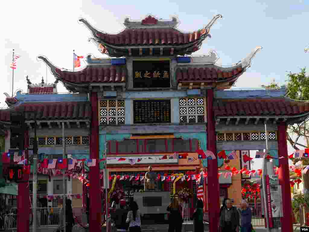 中國城門樓建於1938年(美國之音國符拍攝)