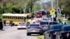 Polisi mengamankan lokasi terjadinya penembakan di SMA "Austin-East Magnet" di kota Knoxville, Tennessee timur hari Senin (12/4).
