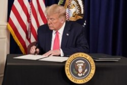 Presiden Donald Trump mengeluarkan keputusan tentang stimulus, memperpanjang paket bantuan untuk mengatasi imbas pandemi di Bedminster, N.J., hari Sabtu (8 Agustus 2020).