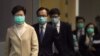 戴著口罩的香港特首林鄭月娥帶領港府官員步入一個新聞發布會會場。 （2020年1月31日）