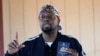 Foto Achiv: Atis Ayisyen Wyclef Jean pale ak fanmi migran yo nan yon sant pou migran nan vil Tijuana, peyi Meksik, 27 Oct. 2021.