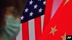 美中國旗。