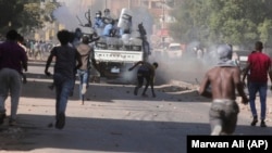 Polisi Sudan bentrok dengan pengunjuk rasa dalam aksi demonstrasi anti kudeta militer di Khartoum (foto: dok). 