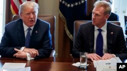 Shugaba Donald Trump tare da Patrick Shanahan 