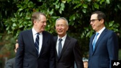 中国副总理刘鹤和美国贸易代表莱特希泽与财政部长姆努钦10月10日在华盛顿会见记者。
