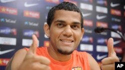 Dani Alves, pemain sepakbola Barcelona termasuk dalam daftar untuk gelar 20 pemain FIFPro World XI. (AP/Manu Fernandez)