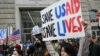 Orang-orang berunjuk rasa di luar kantor pusat Badan Pembangunan Internasional Amerika Serikat (USAID) di Washington, DC, hari Senin 3 Februari 2025.