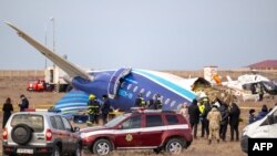 Petugas tanggap darurat bekerja di lokasi jatuhnya pesawat penumpang Azerbaijan Airlines di dekat kota Aktau, Kazakhstan barat pada 25 Desember 2024. 