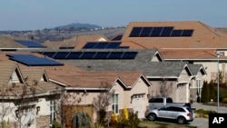 2020年2月12日，美國加州福爾瑟姆的一個住房屋頂上的太陽能電池板。(美聯社照片）
