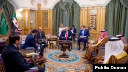 عکسی که توسط عربستان منتشر شده، نشان می‌دهد دونالد ترامپ، رئیس‌جمهور آمریکا، مارکو روبیو، وزیر امور خارجه آمریکا، احمد الشرع، رئیس‌جمهور موقت سوریه، اسعد الشیبانی، وزیر خارجه سوریه و محمد بن سلمان، ولیعهد عربستان سعودی در تاریخ ۱۴ مه ۲۰۲۵ در ریاض دیدار می‌کنند