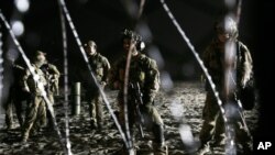 AS mengerahkan sekitar 5.600 tentara untuk mendukung petugas perbatasan di perbatasan AS-Meksiko. 