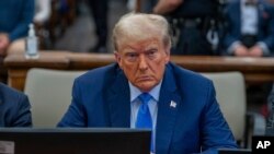 Mantan presiden AS Donald Trump di Mahkamah Agung Negara Bagian New York di New York City, 6 November 2023. Ia berencana memperluas tindakan keras terhadap imigran pada masa jabatan pertamanya jika ia terpilih kembali, menurut sebuah laporan di The New York Times.