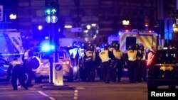 Polisi menjaga lokasi insiden di London Bridge yang terletak di London, Inggris tanggal 3 Juni 2017