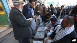صرافان افغان هشدار داده اند که اگر امنیت شان تأمین نشود، سرمایه‌های شان را به خارج منتقل می‌کنند