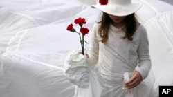 Menina celebra 25 de Abril de 1974