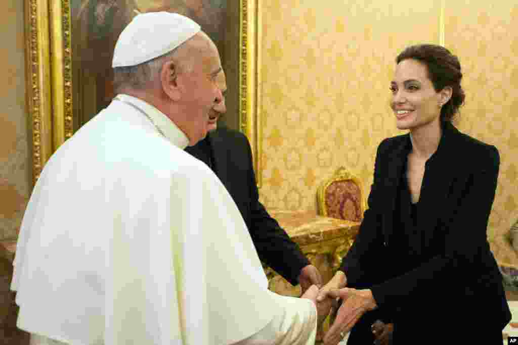 Paus Fransiskus menerima kunjungan artis Angelina Jolie di Vatikan setelah pemutaran film arahan Jolie "Unbroken."