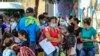 Para migran asal Venezuela mengantri untuk menunggu giliran vaksinasi COVID-19 di La Parada, area komersil yang berada di perbatasan Kolombia dan Venezuela, di wilayah Cucuta, Kolombia, pada 13 Oktober 2021. (Foto: AFP/Schneyder Mendoza)