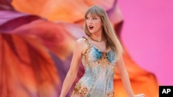 美国歌星泰勒·斯威夫特(Taylor Swift)在英国伦敦举办的演唱会上演出。（2024年6月21日）