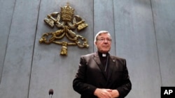 Kardinal George Pell tiba untuk membuat pernyataan, di Vatikan, 29 Juni 2017. (Foto: dok).