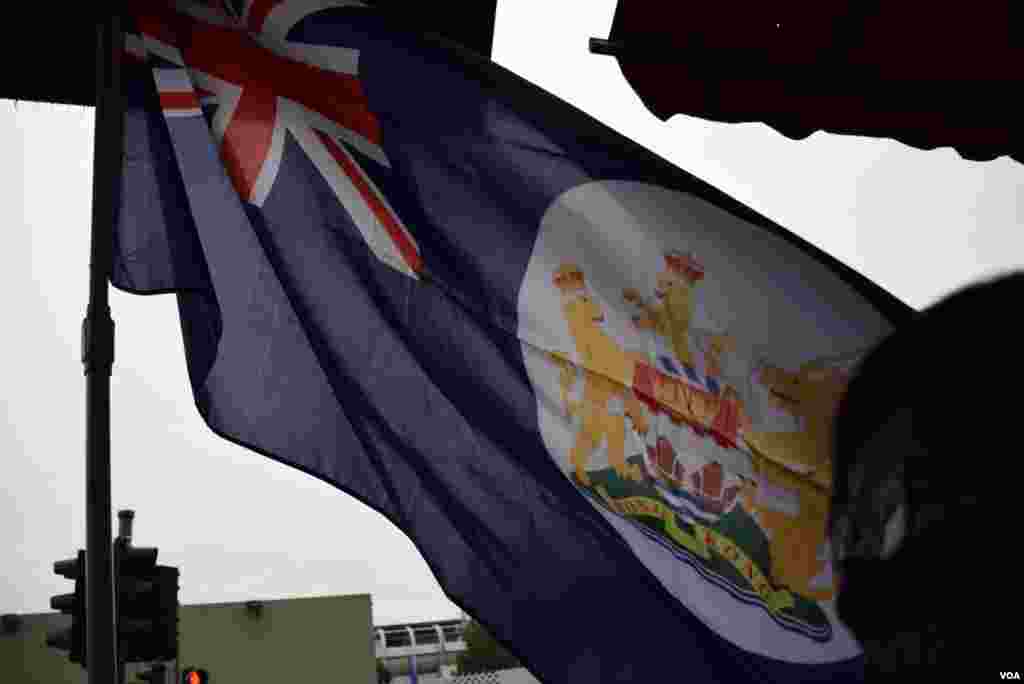 示威者高舉殖民時代港英旗幟。(×美國之音湯惠芸攝)