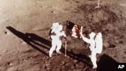 Astronot Apollo 11 Neil Armstrong dan Edwin E. "Buzz" Aldrin, orang-orang pertama yang pernah mendarat di bulan. (NASA)
