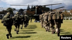 英國陸軍士兵和日本陸上自衛隊成員在日本的一個陸上自衛隊訓練營地舉行首次聯合軍演。 （2018年10月2日）