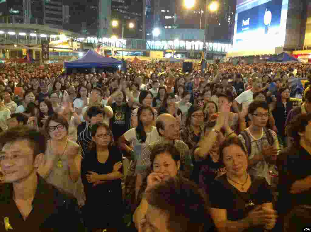 數以千計的學生和市民在金鐘雨傘廣場聲援學聯代表 (美國之音圖片/海彥拍攝)