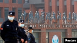 Petugas keamanan berjaga di depan Institut Virologi di Wuhan, China, pada 3 Februari 2021. (Foto: Reuters)