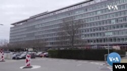新冠病毒蔓延 加州居民排隊購買槍枝 。