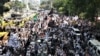 Umat Islam dari berbagai organisasi masyarakat melakukan protes atas pembakaran bendera bertuliskan kalimat tauhid pada aksi di Jakarta, Jumat (26/10). (Foto: VOA/Fathiyah)