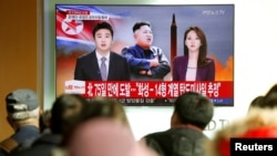 在韩国首尔，人们观看朝鲜发射洲际弹道导弹的电视新闻（2017年11月29日）。