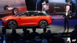 Vokswagen memamerkan mobil listrik SUV konsepnya, ID.ROOMZZ selama penyelanggaraan pameran otomotif Auto Shanghai 2019 di Shanghai, Selasa, 16 April 2019 (foto: AP Photo/Ng Han Guan)