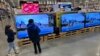 Jen jan k ap fe acha gade gwo ekran televizyon nan depo Costco nan Denver, Colorado, 19 Desanm 2024. 